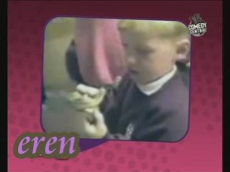 Yılan çocugun burnunu ısırıyor