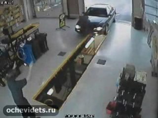 ДТП в автомастерской: предположительно, за рулем была женщина