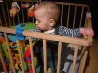 Simon debout dans le parc