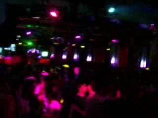 Womanizer aux bains douches