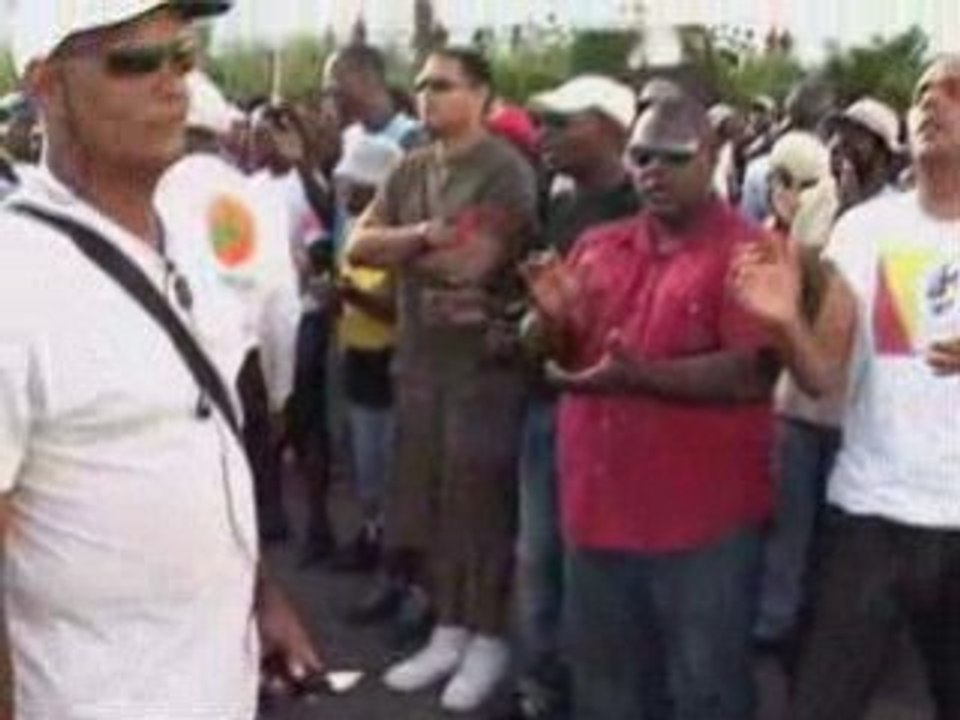 greve Guadeloupe: "la gwadloup ce tan nou pa ta yo !!