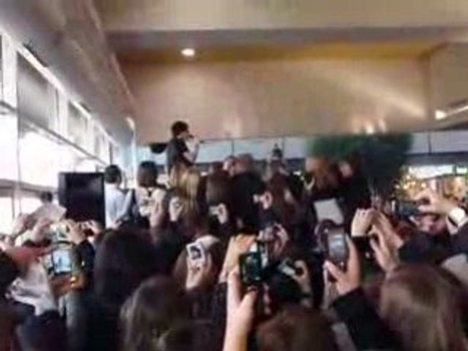 Quentin Mosimann 28-01-09 fin séance dédicaces Cora Rocourt