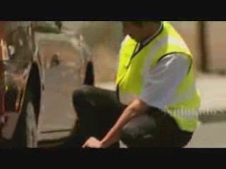 Difference between Woman & Man when they Change Tyre