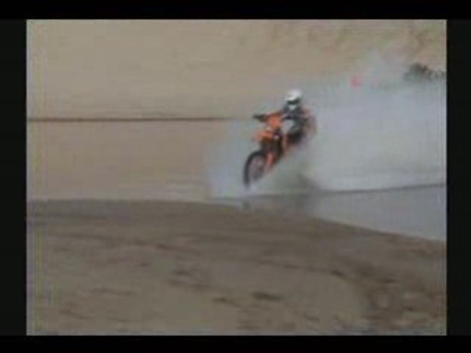 [ENDURO] REGIS Sa KTM roule sur l' Eau - Moto on Water [Good