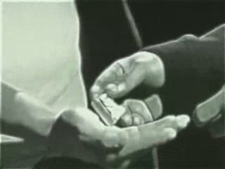 Bruce lee allume des alumettes avec son nunchaku