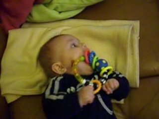 William joue sur le canap chez mamie