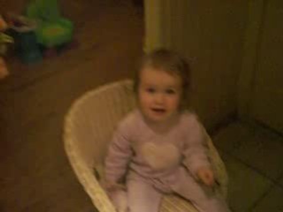 Célia est toujours en train de trainer ou porte qlq chose !