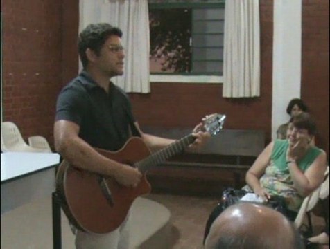 Apresentação musical de Ricardo Ribeiro cantando Anjos