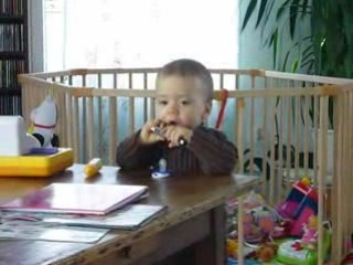 Tom joue de l'harmonica