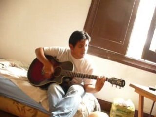 DANIEL tocando unas simples notas