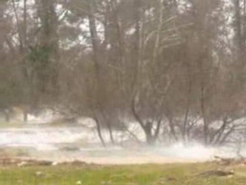 tempête vague à l'assaut des rives Lac Biscarrosse Sanguinet