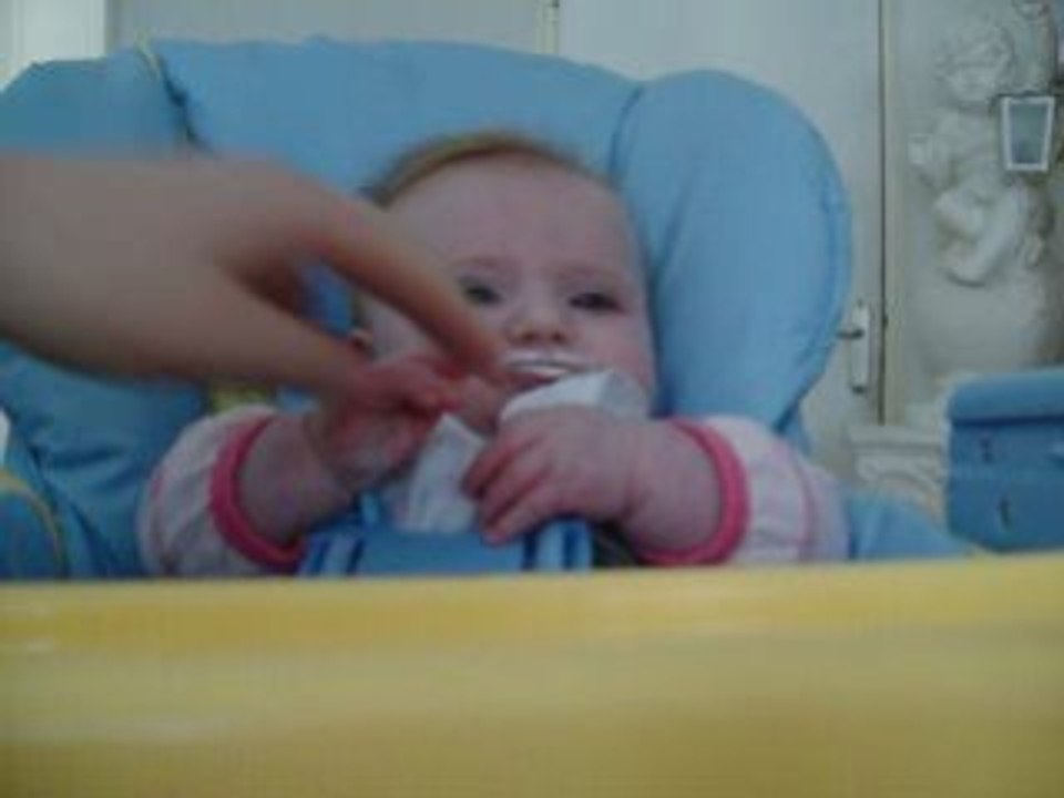 MANON et son premier yaourt