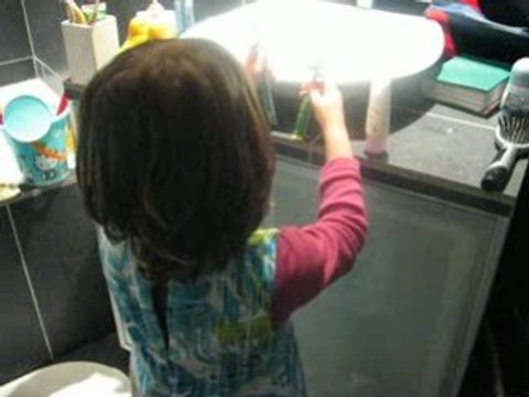 Lizéa et les brosses à dents (jan. 2009)