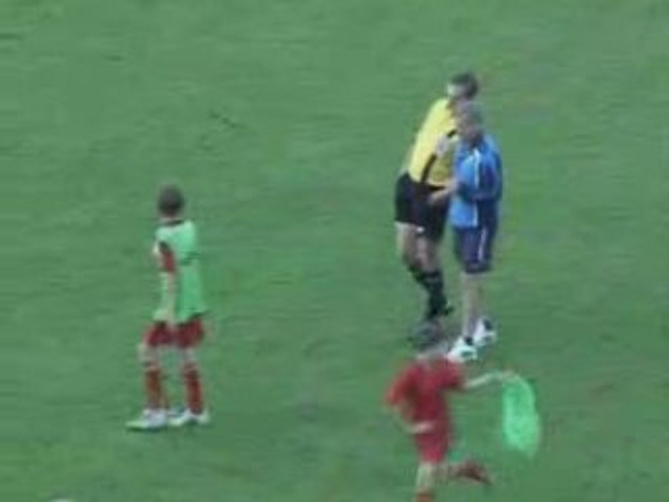 Un arbitre de foot ivre sur le terrain