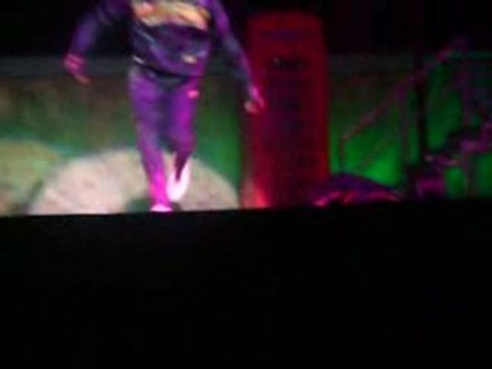 chris dance et bouge c'est fesse xD