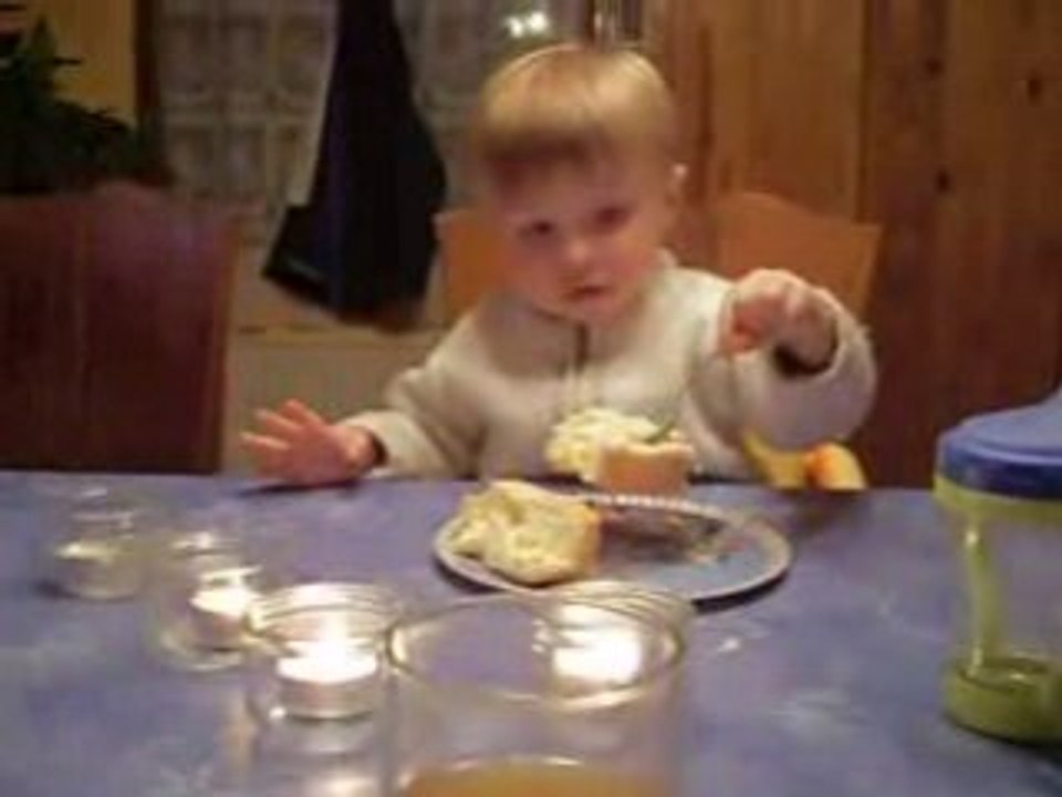 Je mange mon gateau