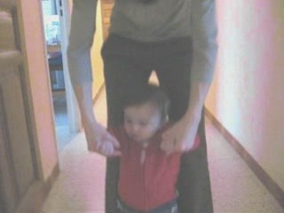 Les premiers pas de Lili avec un peu d'aide