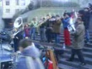 Toxic - Britney Spears (fanfare dans une rue de Paris)