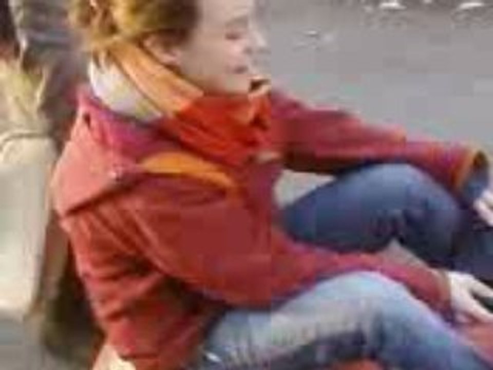 mathilde ki se faii tirer sur la luge ki est sur la route =)