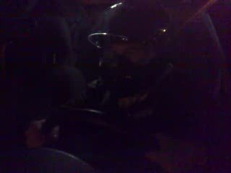 Max et son nouveau casque dans la civic