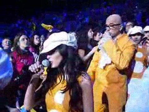 Les enfoirés font leur cinéma descente des gradins orange