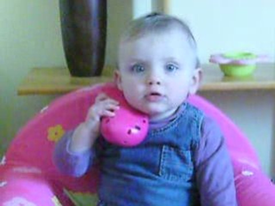 Capucine au téléphone