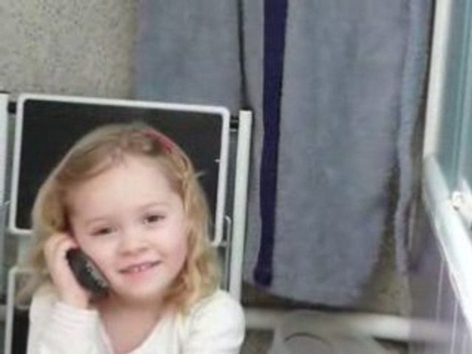 Inès au tél. avec son papa