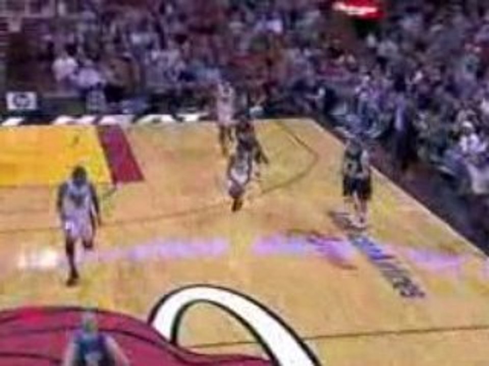 NBA Mario Chalmers steals the pass from Jason Terry. Udonis