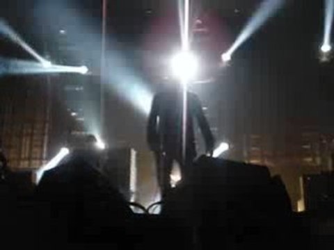 Oasis, Concert intro Fuckin' in the bushes