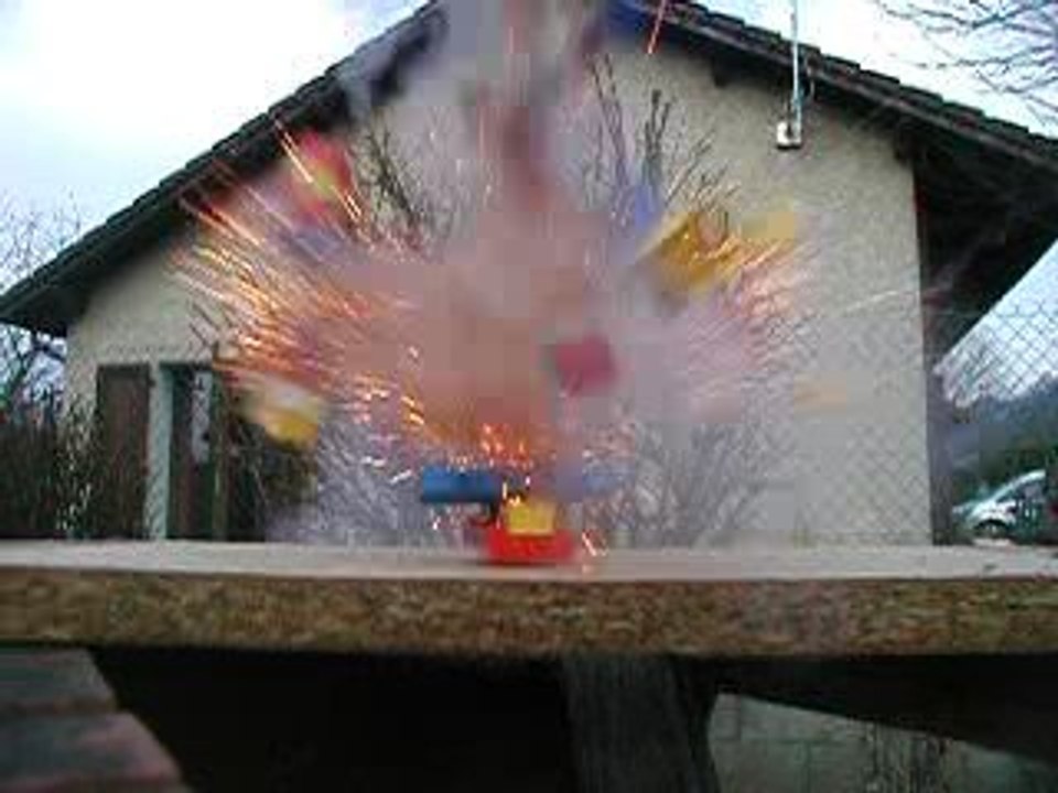 explosion de petard dans des lego
