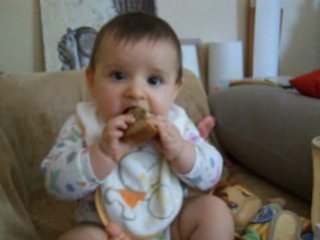 Poupou mange un crouton de pain