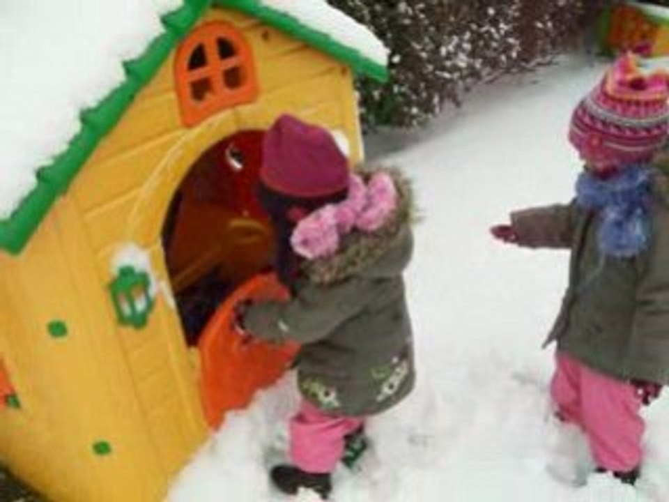 Les filles sous la neige pour la première fois
