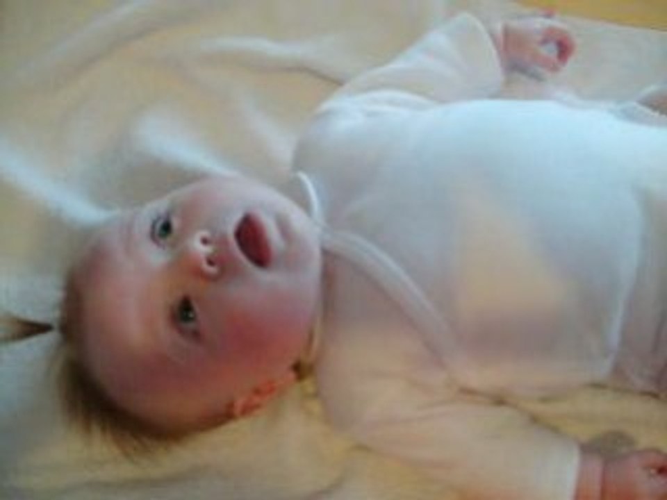 Manon qui gazouille avant le bain