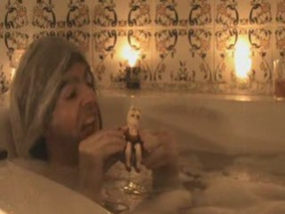 Mamie gale prend son bain