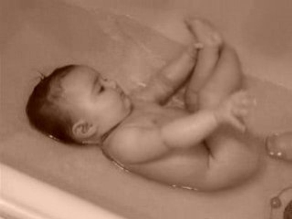 Léa 9 mois dans le bain