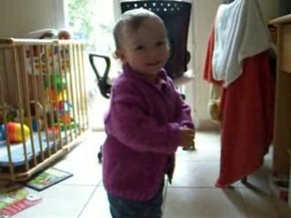 Norah signe "encore"