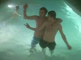 H.N.Y. 2009 Part II : La piscine.