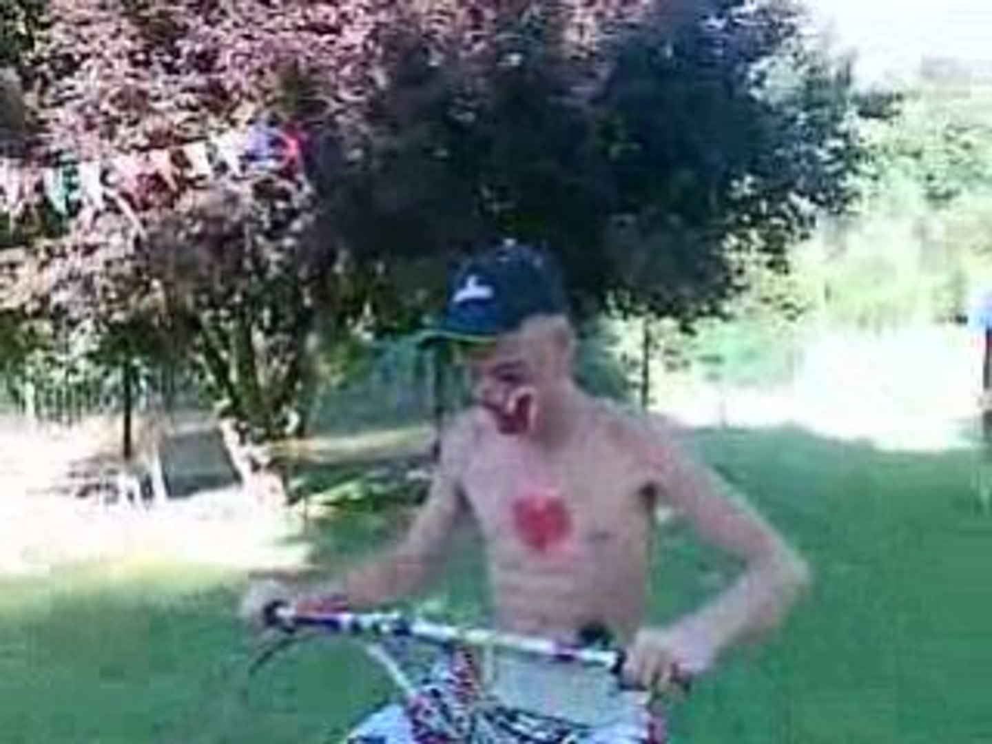 un jeune mec bourré à vélo, souvenir de déplacement - Vidéo Dailymotion
