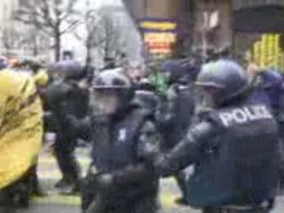 Trash_police_anti_wef_geneva