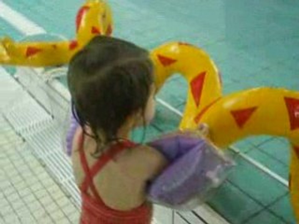 Maélys à la piscine