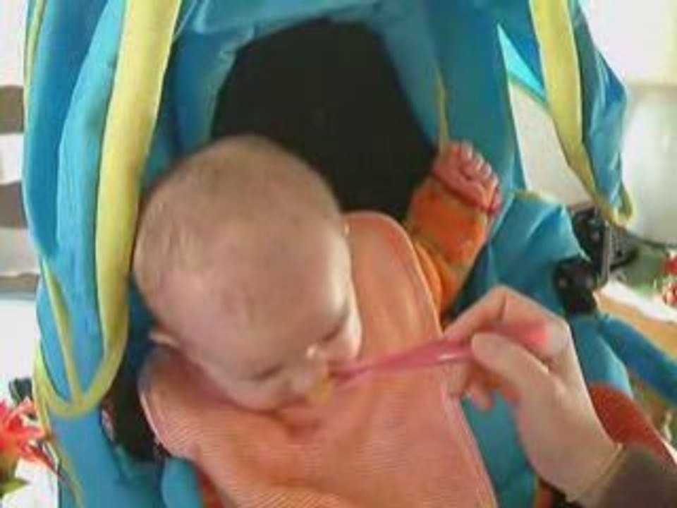 Petite Louise mange sa compote