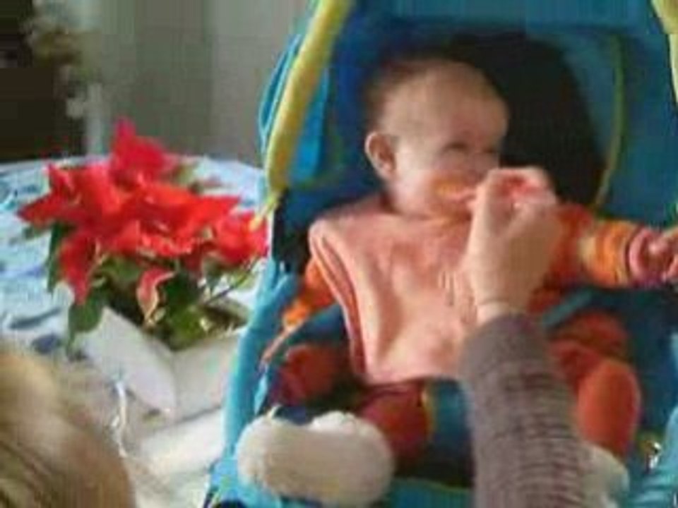 LPetite Louise mange ses légumes