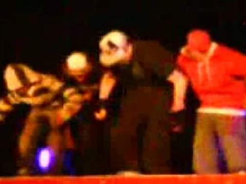 Spectacle de dance hip hop avec des acrobaties