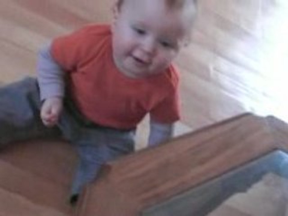 Noé se met debout seul