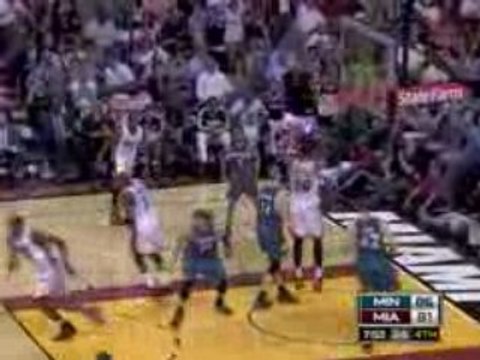 NBA Dwyane Wade splits the defense and dishes to Michael Bea