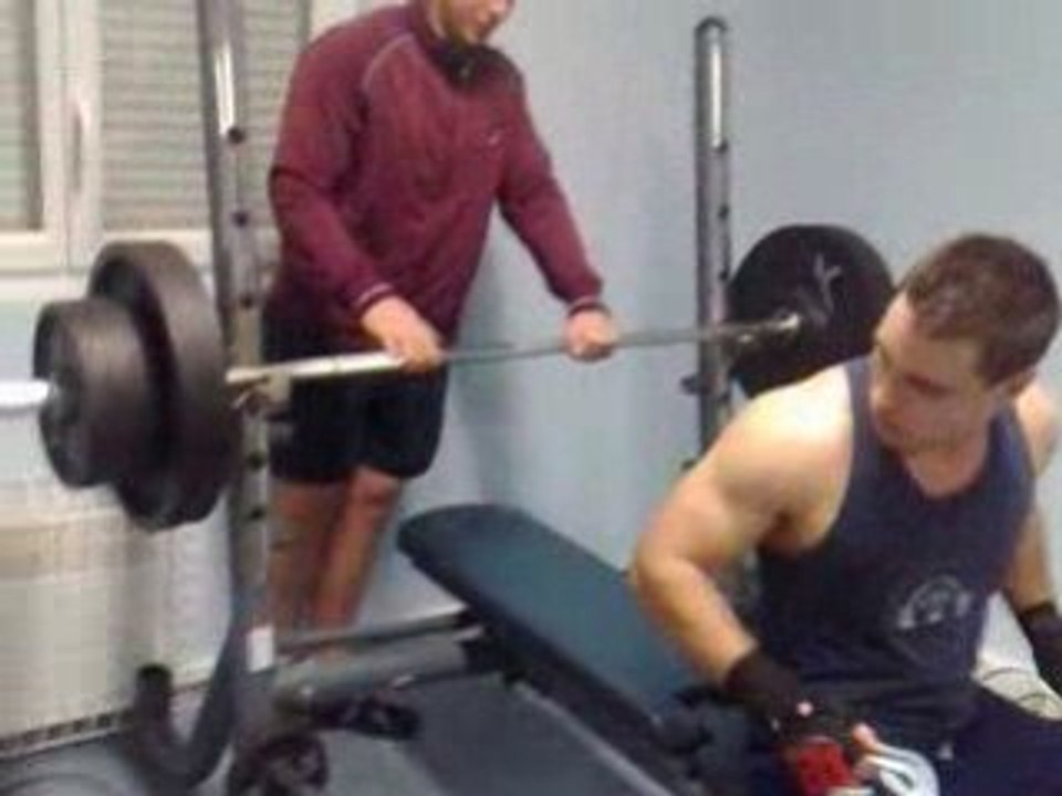 160kg il porte 2 fois son poids a deux reprise vive le CLIC