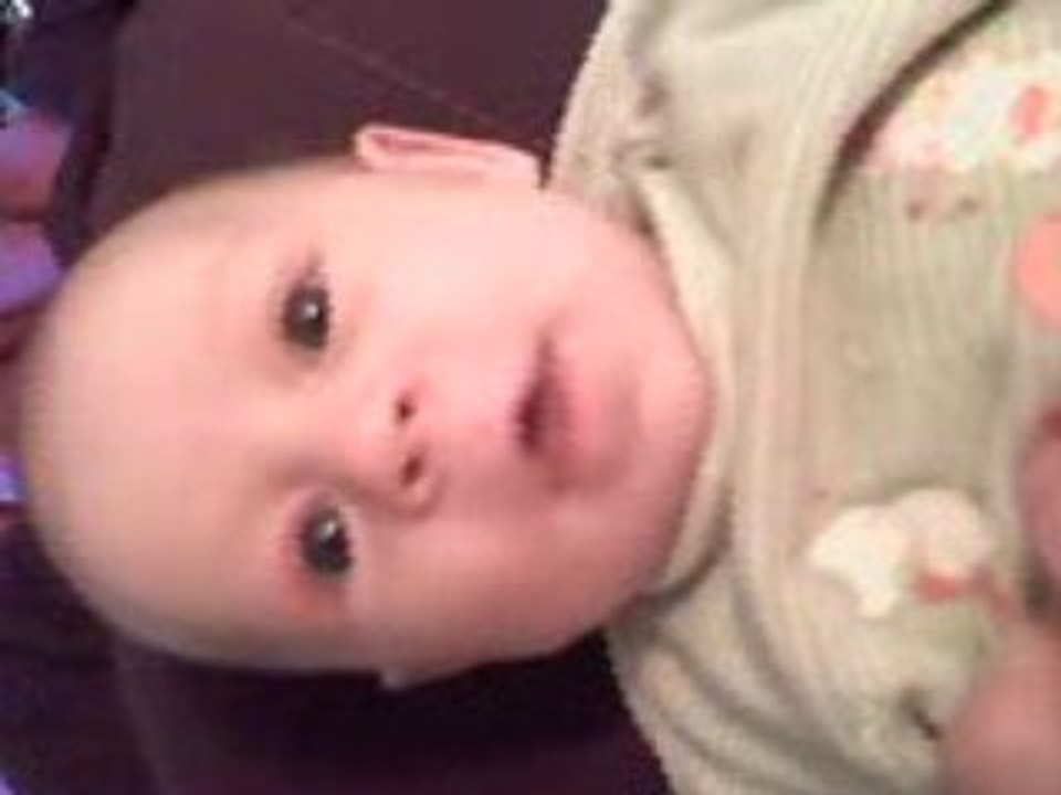 2mois 16jours bébé joyeux parle et sourit