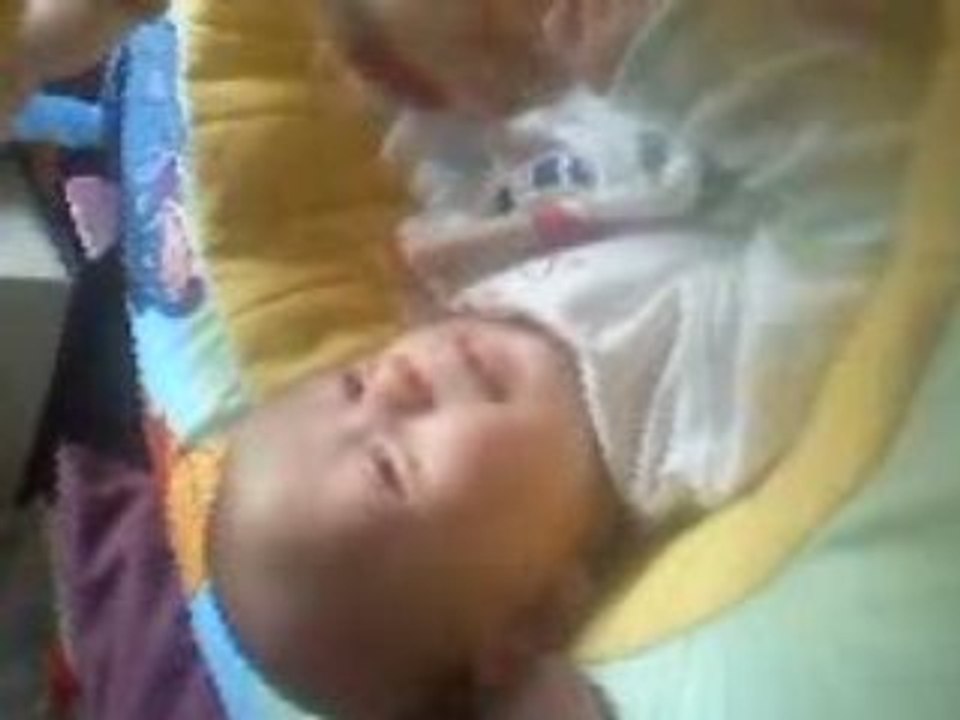 23mai  bebe dans son parc