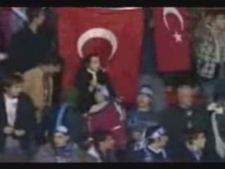 الجمهور التركي يضرب الفريق الاسرائيلي بالأحذية -