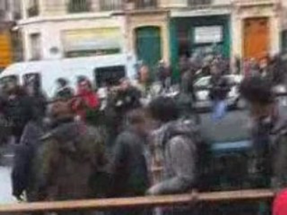 Passage du barrage de CRS par les manifestants rue Soufflot